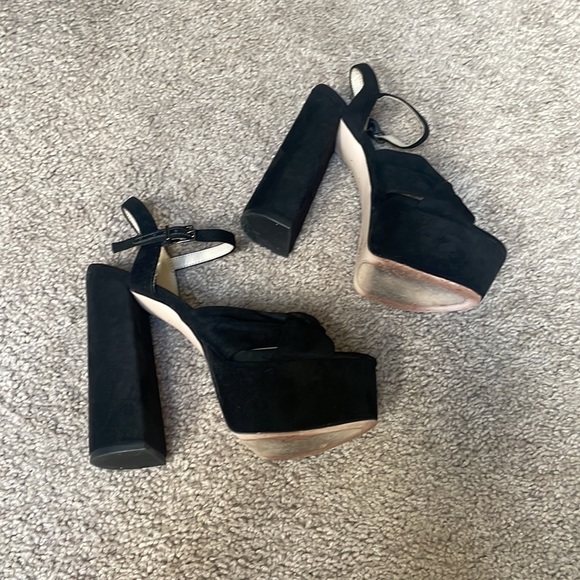 Black High Heels 👠 - Picture 4 of 7